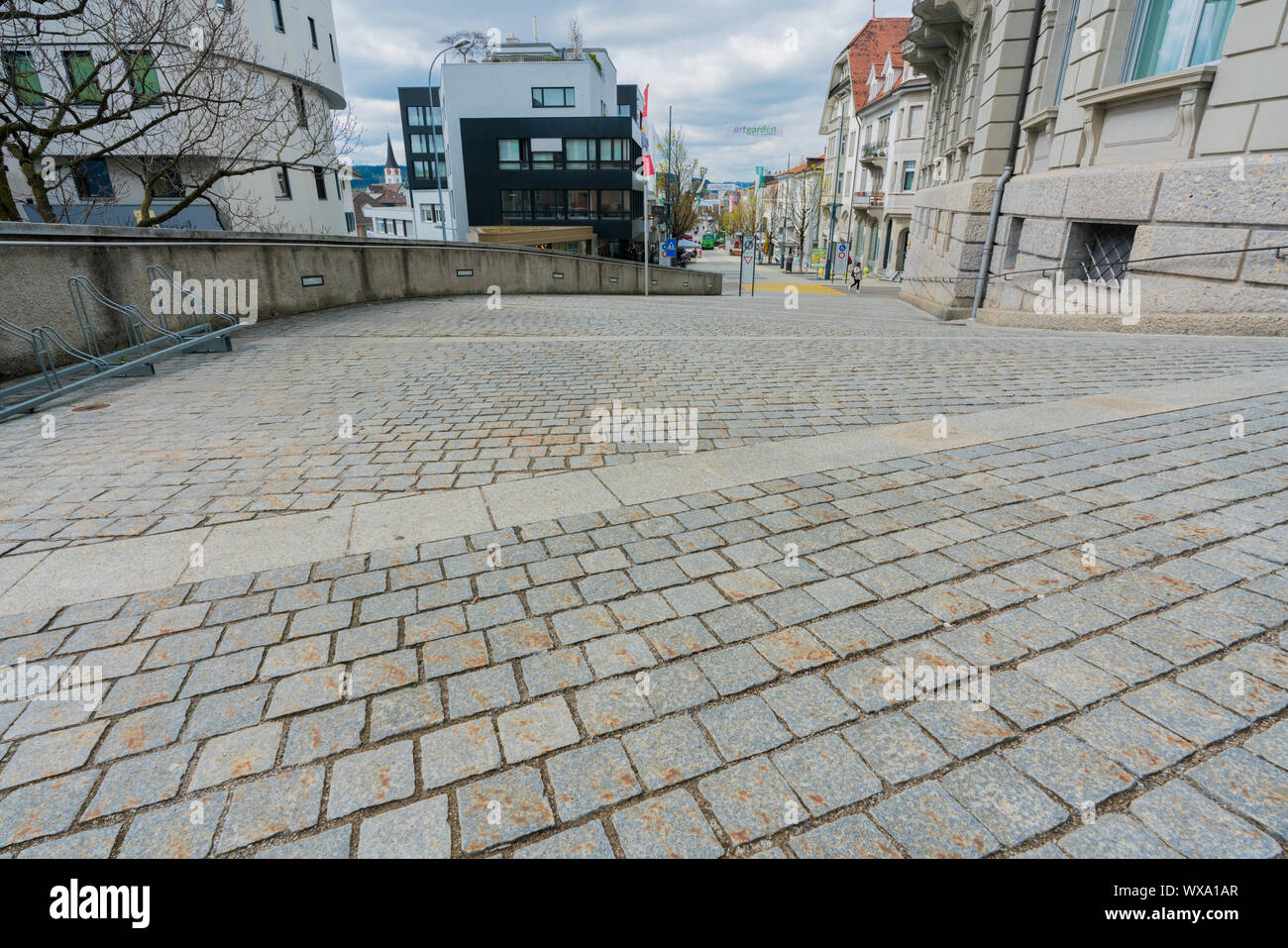 Wil, SG / Suisse - le 8 avril 2019 : la route pavée de la vieille ville de s'en Banque D'Images