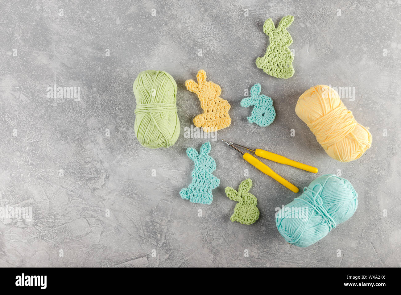 Décoration de Pâques, petits lapins faits de fils colorés au crochet Banque D'Images