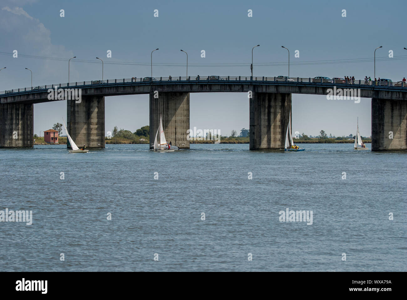 AVEIRO - 26 août : Quatre classes mixtes bateaux sous le pont de la 45e duting Varela Cruzeiro da Ria 26 août 2007 à Aveiro, Portugal. Banque D'Images
