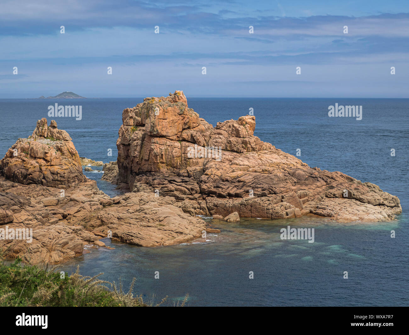 Biscornue des rock lieu. de la mer, le long de la Bretagne Côte de Granit Rose, la Côte de granit rose, près de Perros-Guirec, France. Banque D'Images