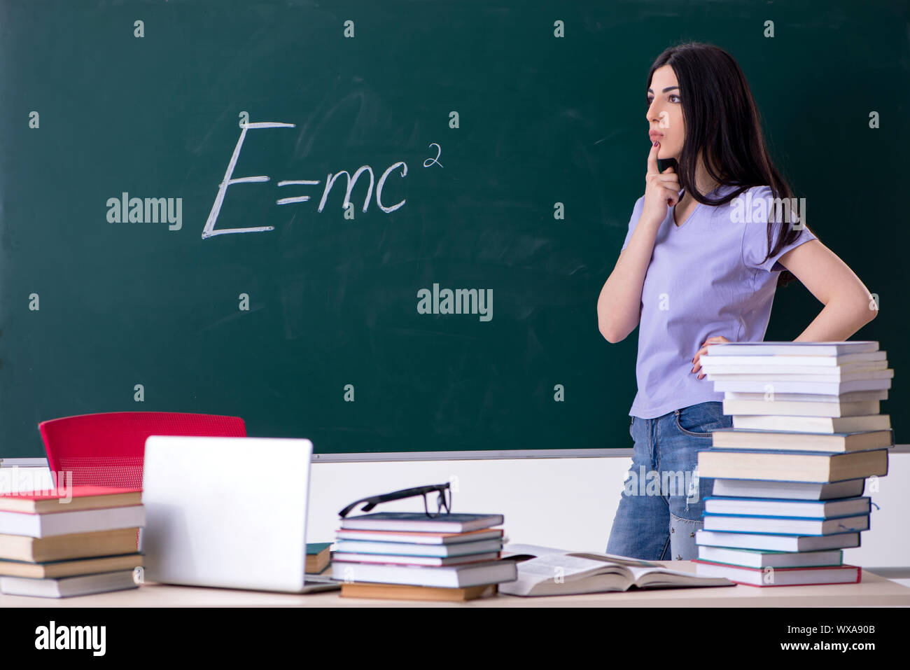 Jeune enseignante en face de l'étudiant conseil vert Banque D'Images