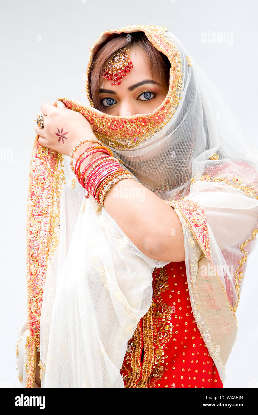 Mariée élégante Bengali avec voile à l'avant de la bouche, isolé Banque D'Images