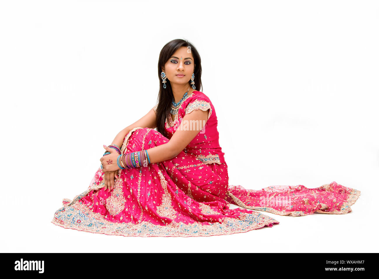 Belle Bangali mariée en robe colorée assis, isolé Banque D'Images