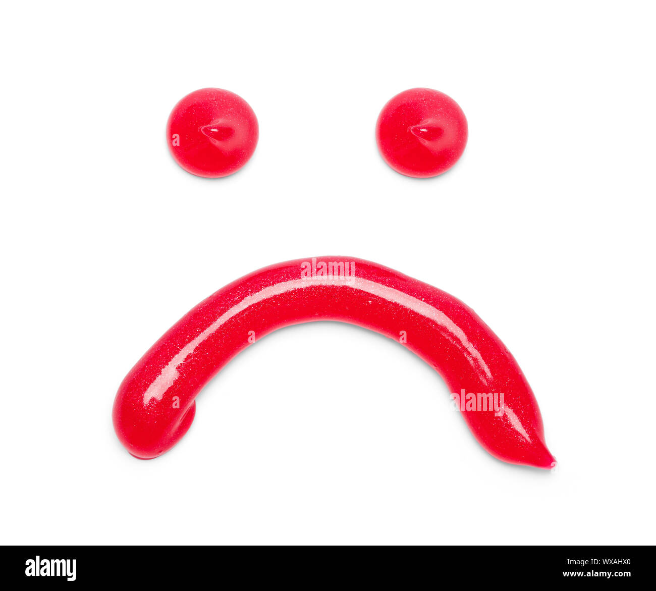 Dentifrice rouge visage triste avec froncement isolé sur blanc. Banque D'Images