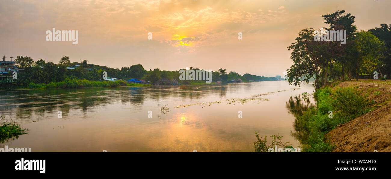 Le lever du soleil sur la rivière Kwai, Kanchanaburi, Thaïlande. Panorama Banque D'Images