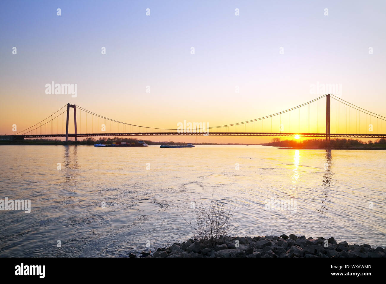 Pont sur le Rhin à Emmerich, coucher du soleil, Bas-rhin, Rhénanie du Nord-Westphalie, Allemagne Europe Banque D'Images