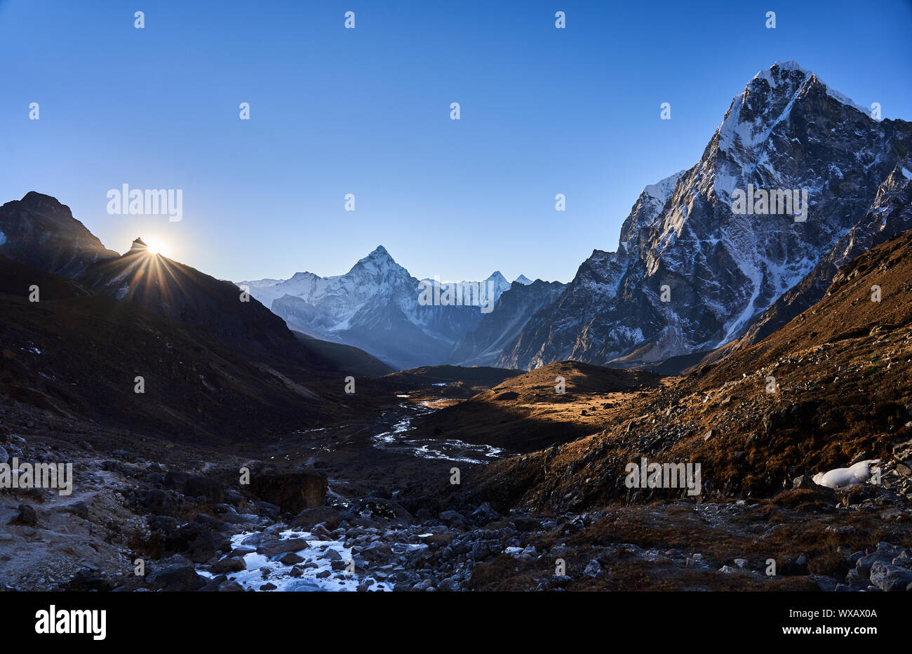 Lever du soleil à l'Ama Dabalm la montagne et le Cholatse au Népal Banque D'Images