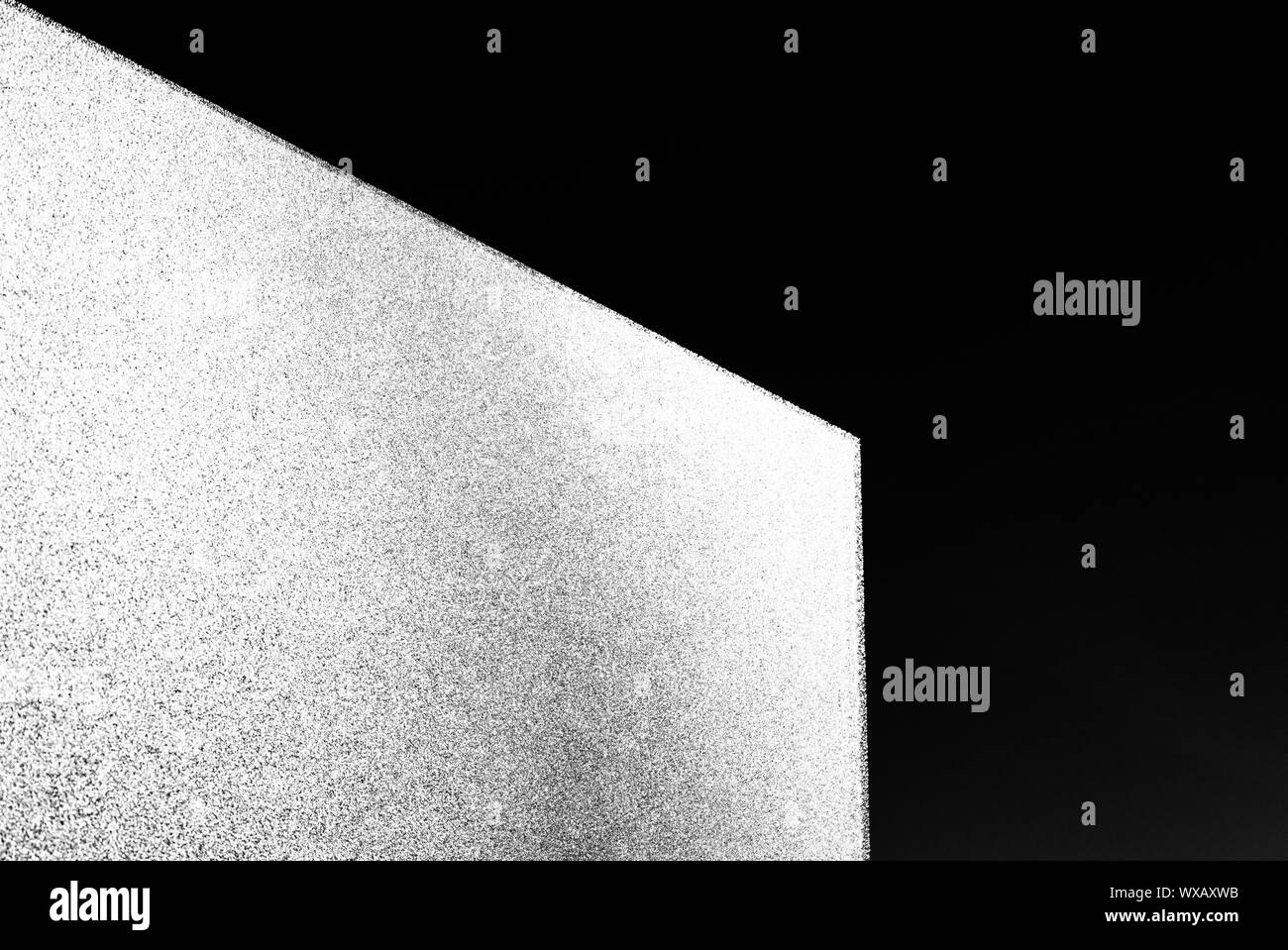Une vue horizontale d'une lumière vive vitre opaque reflète la lumière du soleil brillant avec cdark Banque D'Images
