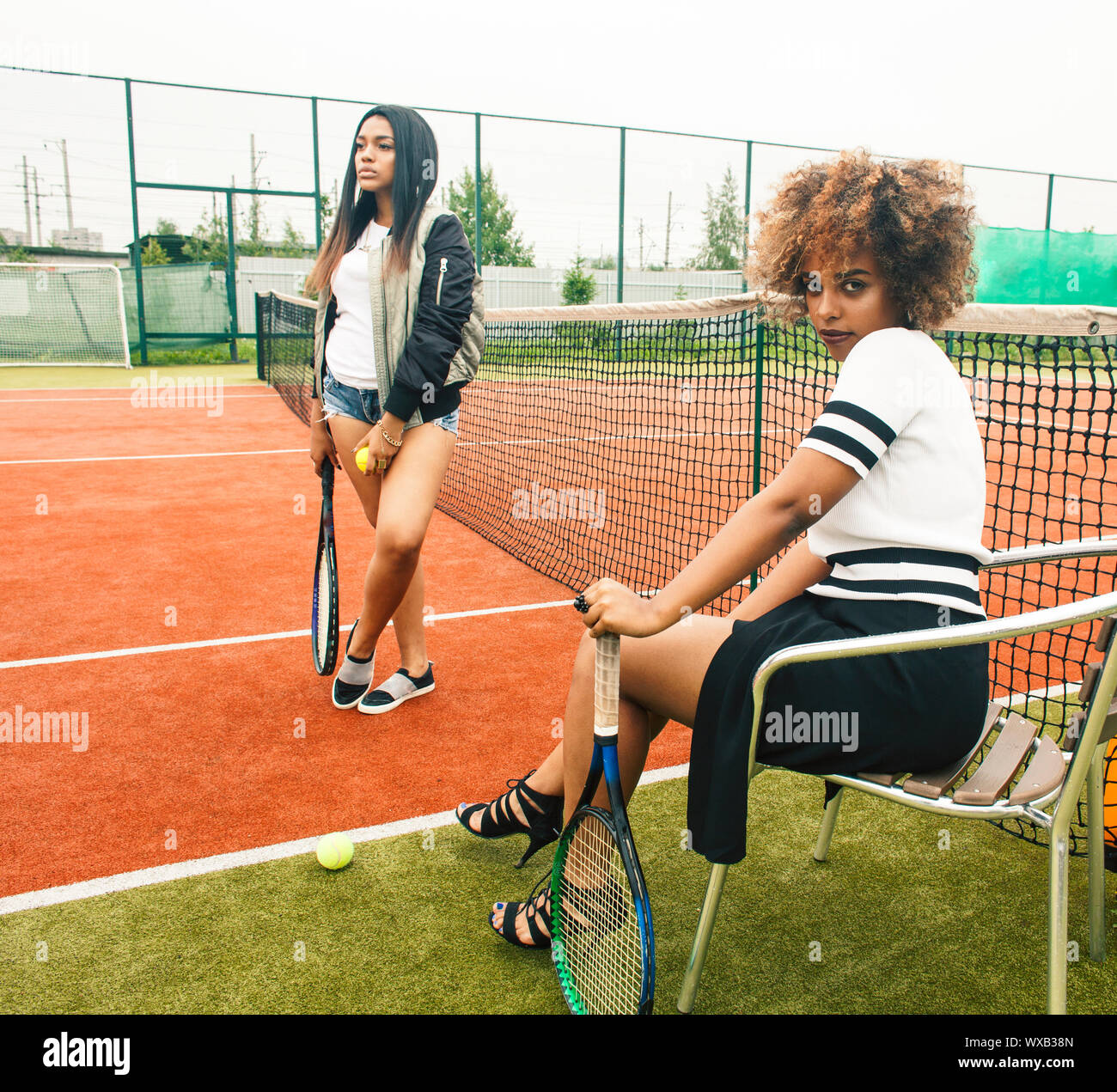 Tennis And Girlfriends Banque d'image et photos - Alamy