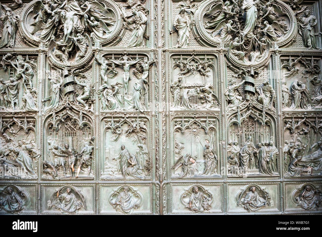 Portes avec bas-reliefs de la cathédrale du Duomo di Milano Banque D'Images