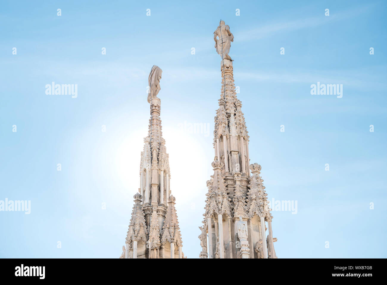 Statues de marbre - architecture sur le dessus du toit cathédrale Banque D'Images
