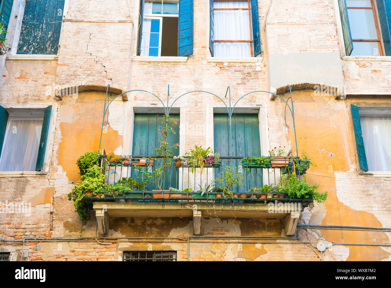 Fenêtres avec des fleurs à old house Banque D'Images