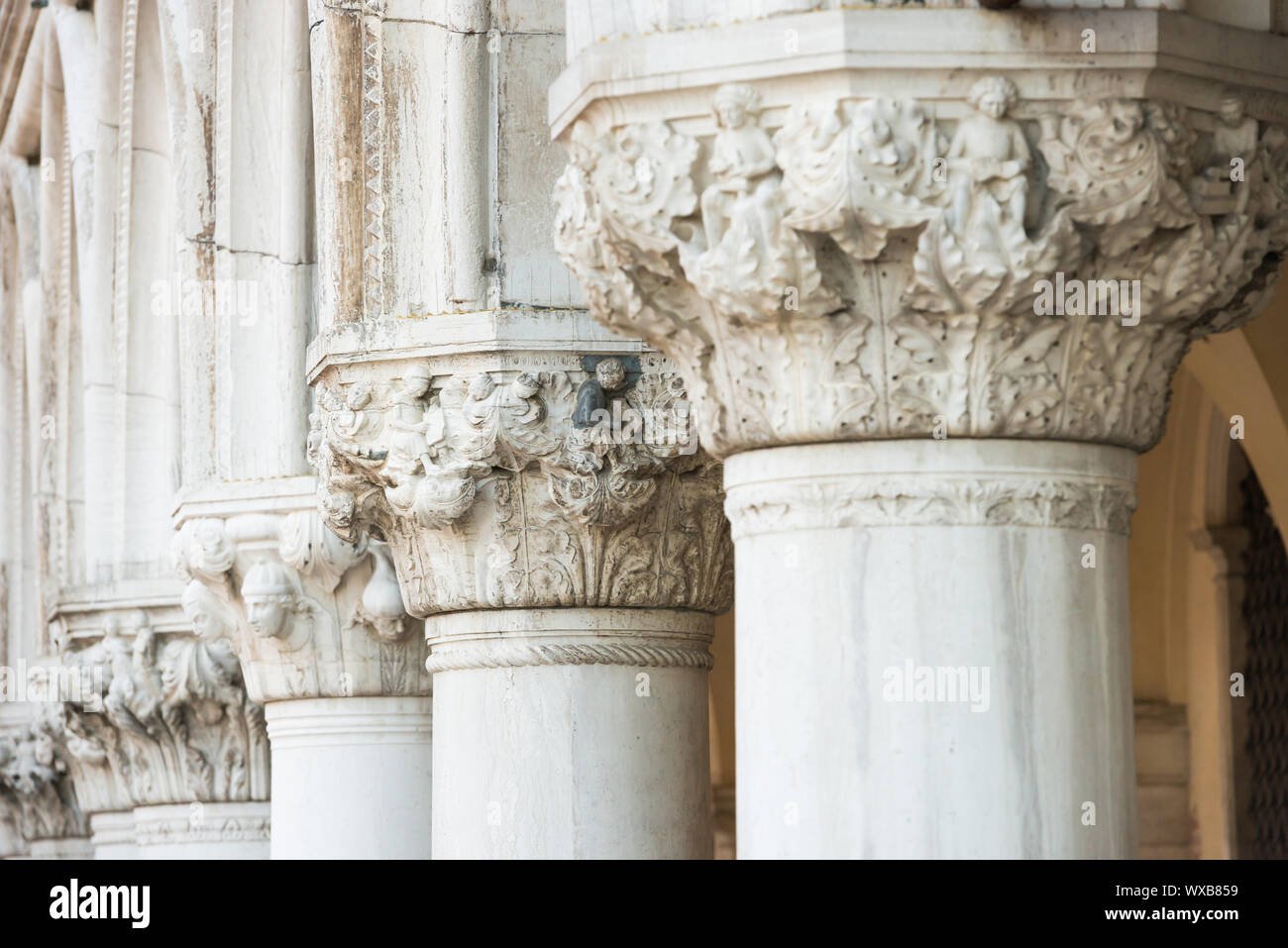 Dans les colonnes du Palais des Doges à Venise Banque D'Images
