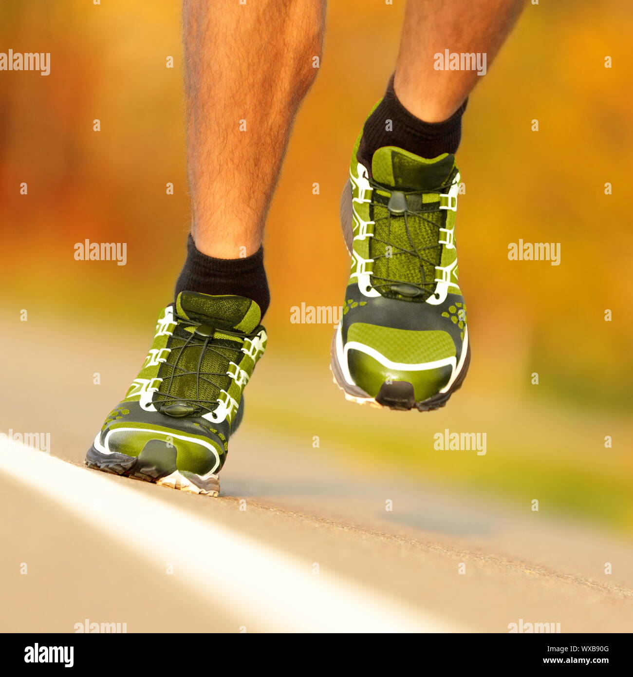 Des chaussures de course sur l'extérieur. jogging runner Libre de chaussures de course en action à l'extérieur. Banque D'Images