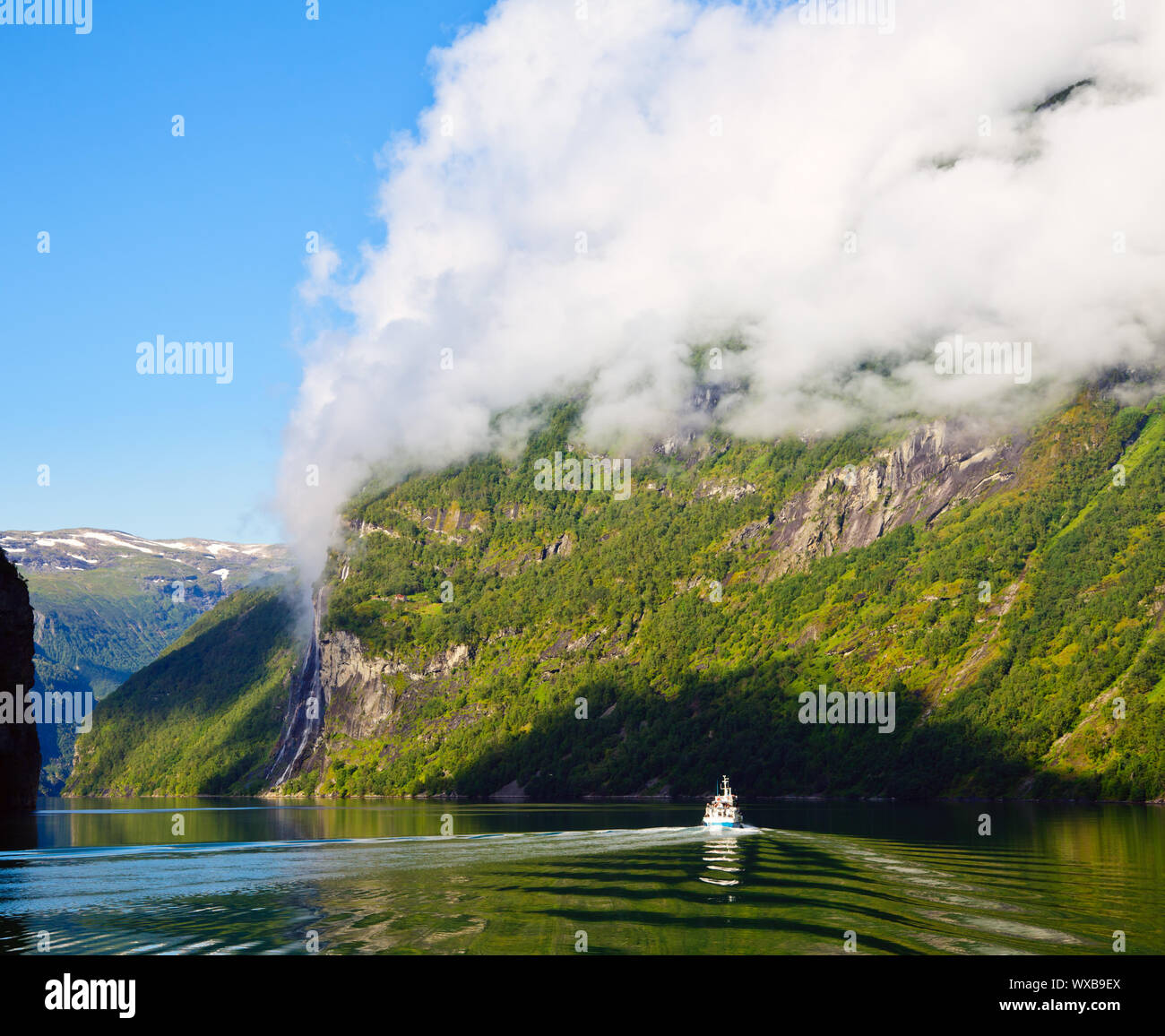 Bateau dans le fjord de Geiranger, classé au Patrimoine Mondial de l'UNESCO Banque D'Images