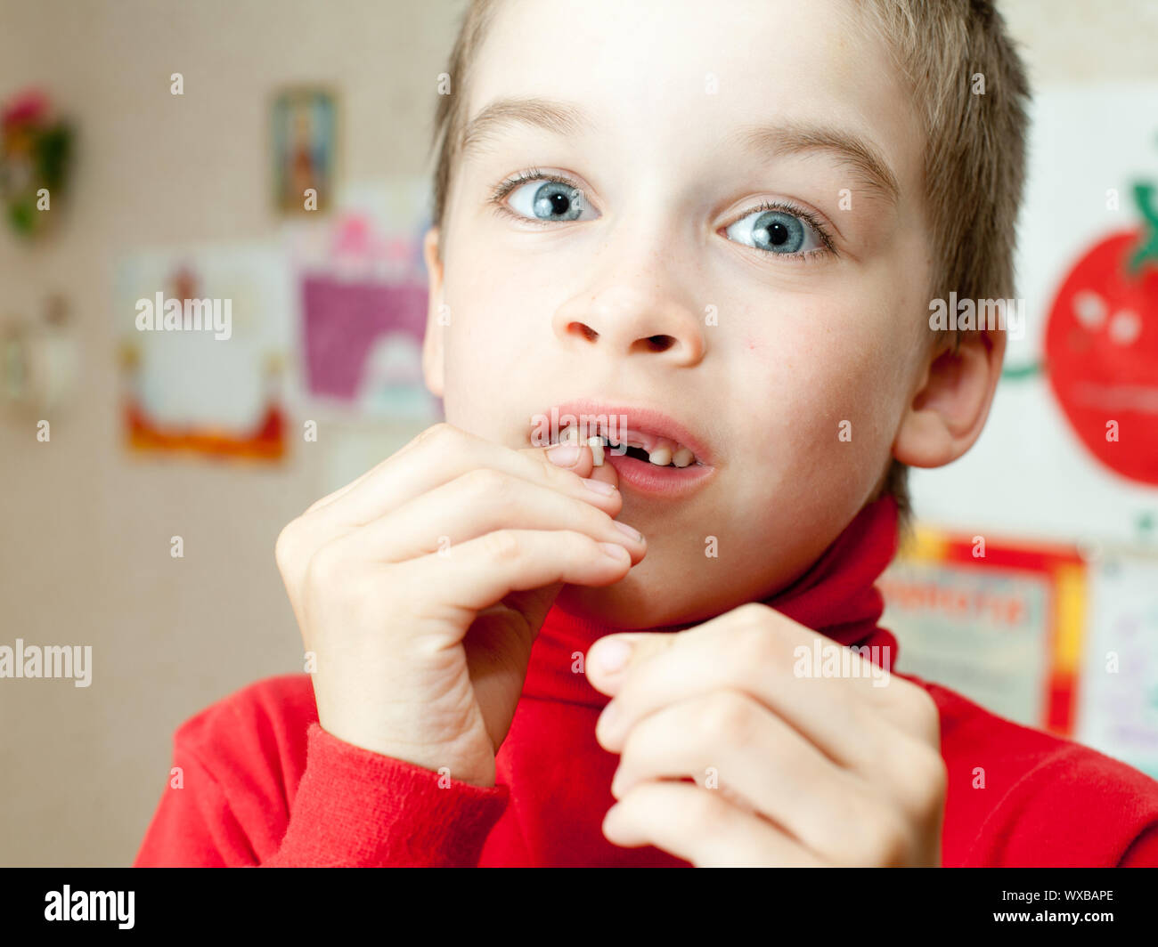 Boy holding a perdu dents contre son dessin sur le mur Banque D'Images