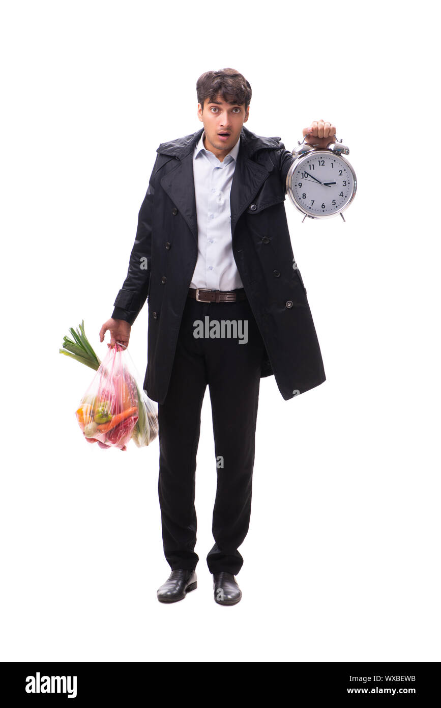 Jeune homme séduisant avec légumes en shopping concept Banque D'Images