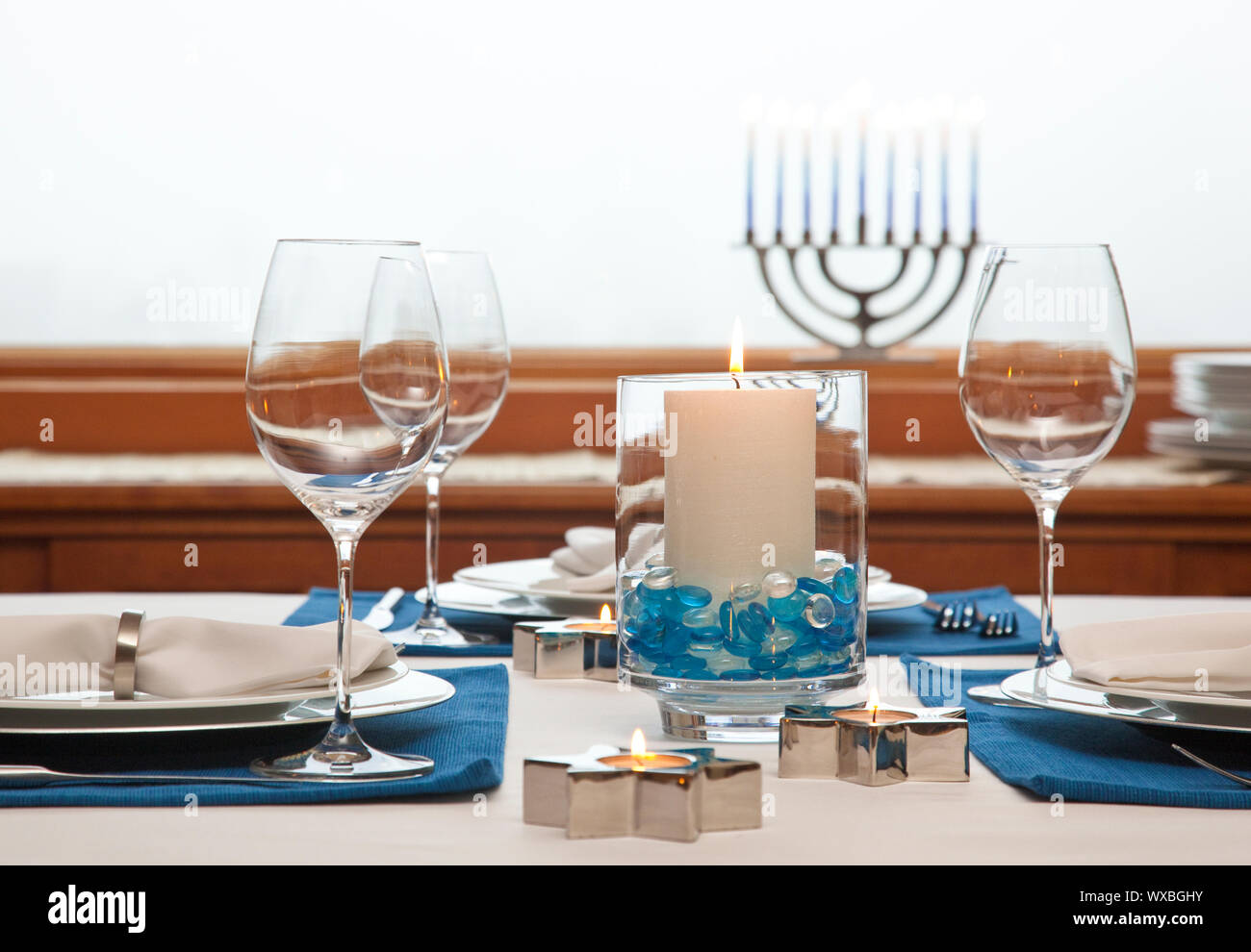 Table décoré pour Hanukkah. Accueil célébrations de fêtes juives traditionnelles de la décoration. Banque D'Images