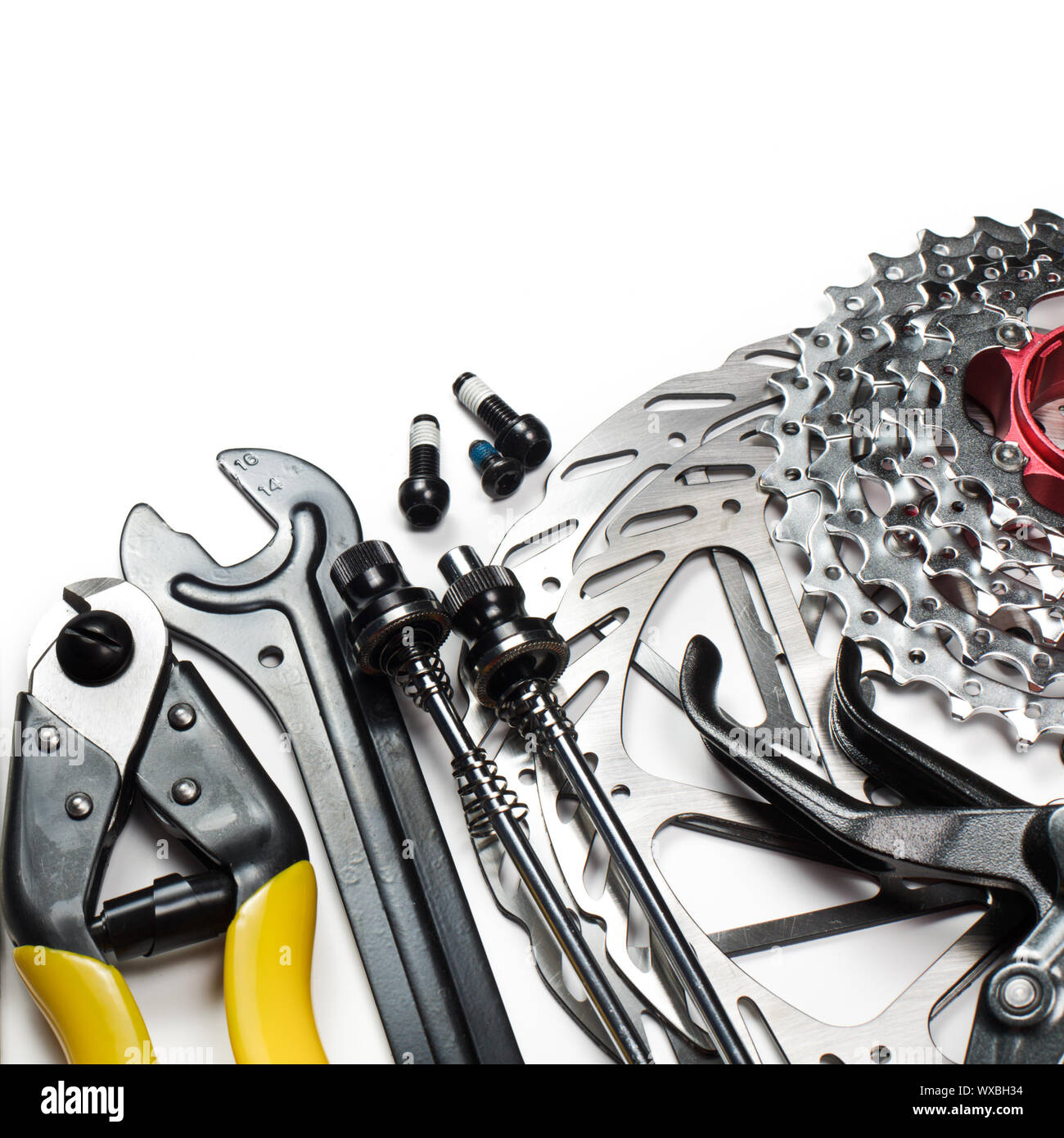 Outils de vélo de montagne et des pièces détachées sur fond blanc Photo  Stock - Alamy