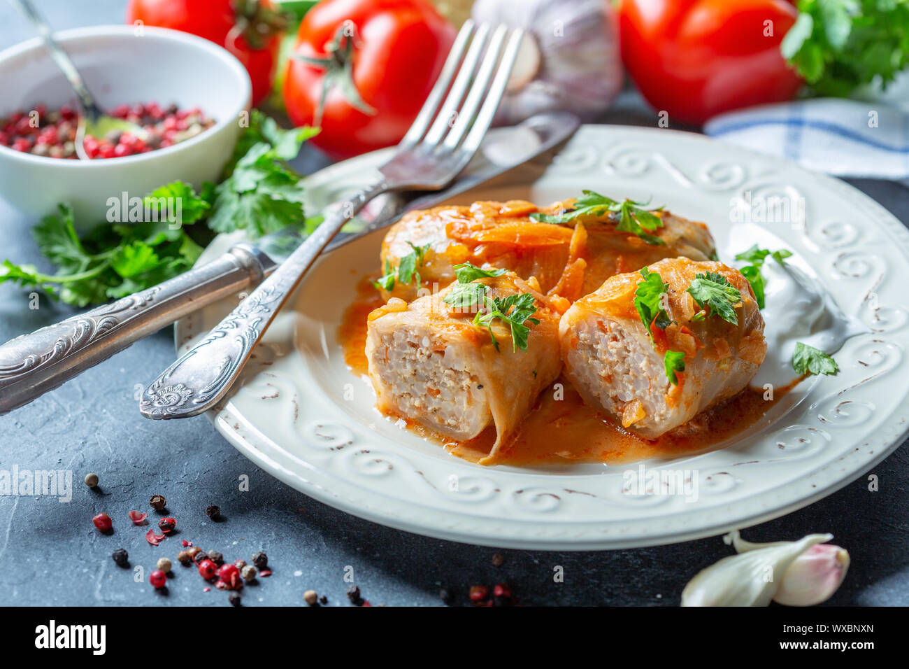 Feuilles de chou farcies avec de la viande hachée et la crème sure. Banque D'Images