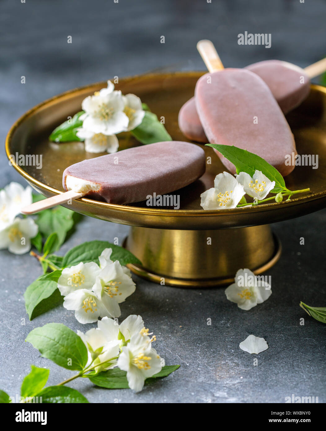 La crème glacée à la vanille avec glaçage au chocolat. Banque D'Images