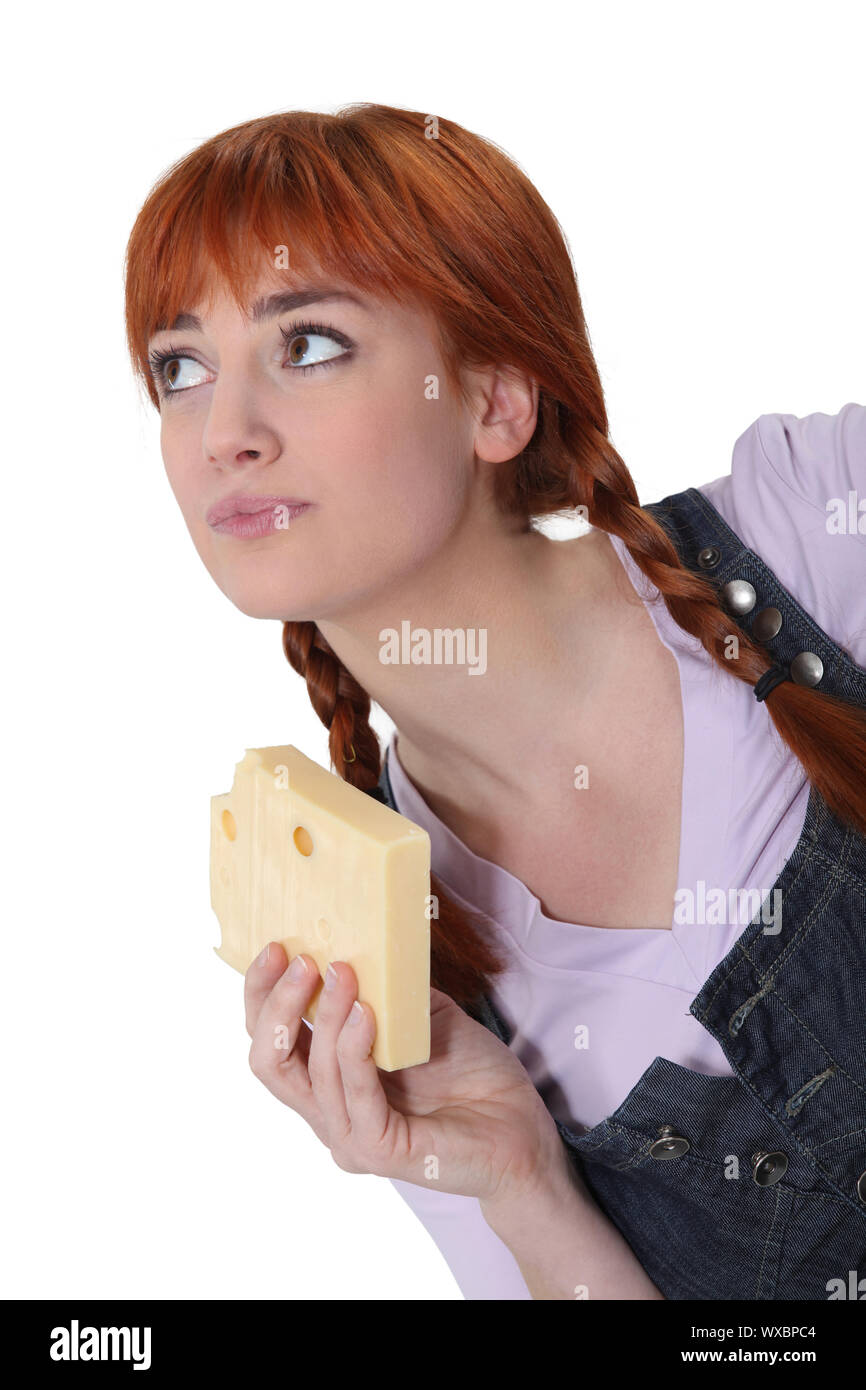Femme avec un bloc de fromage suisse Banque D'Images