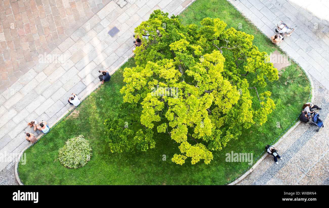 Certaines personnes d'en haut assis à une petite ville park green Banque D'Images