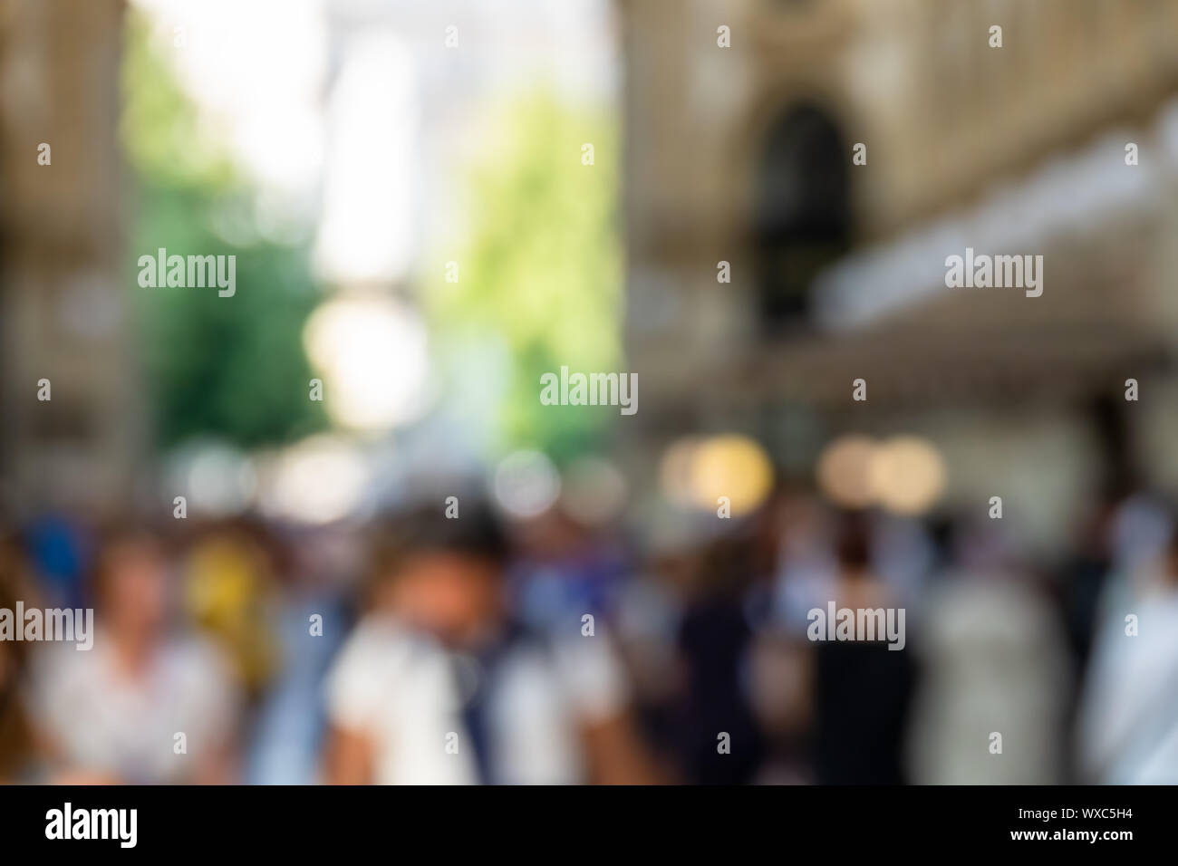 Une image de gens marche arrière-plan flou Banque D'Images