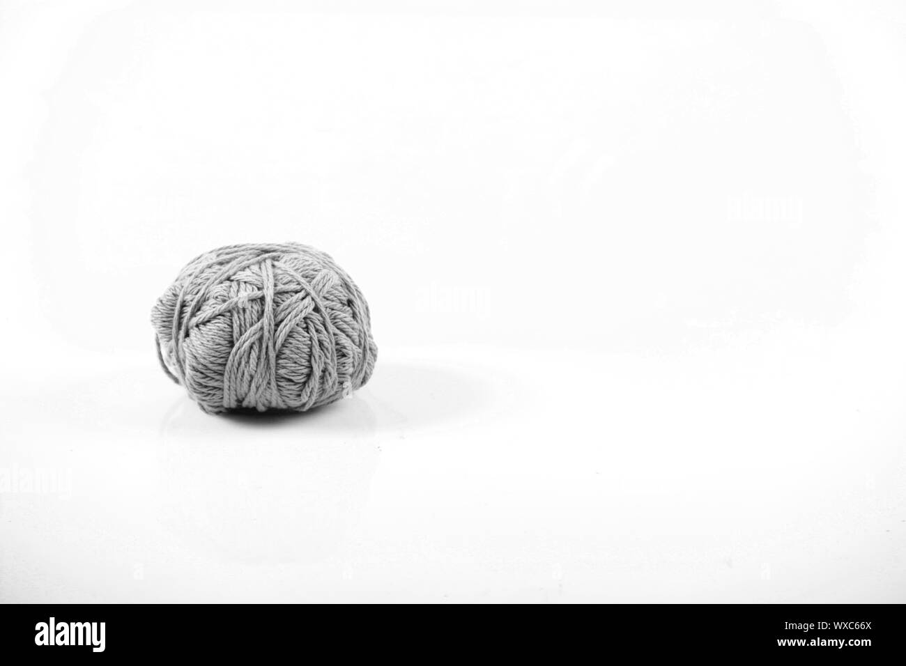 Une pelote de laine sur un fond blanc. Banque D'Images