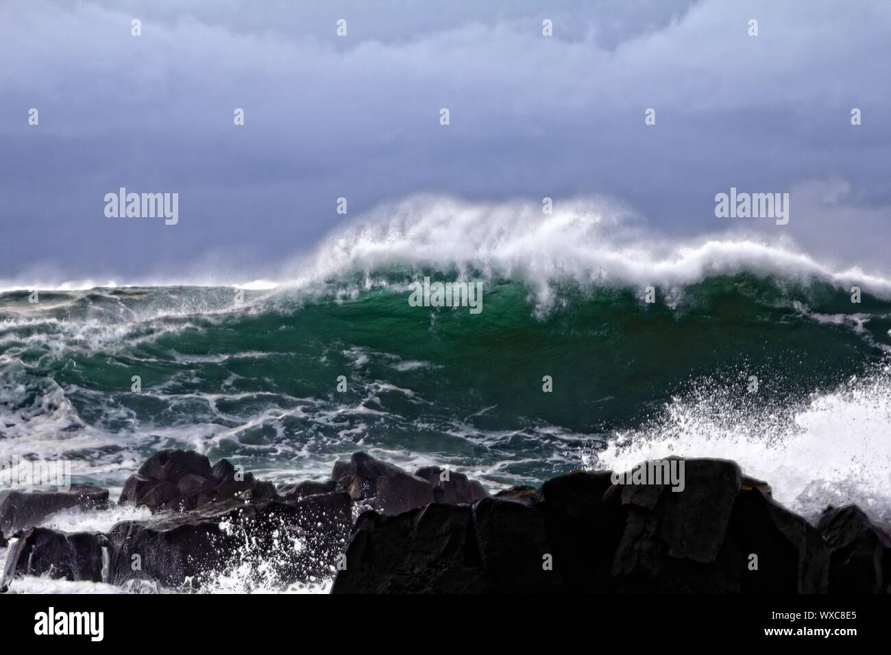 Mur d'eau comme les vagues turbulentes - tsunami de l'océan Pacifique Banque D'Images