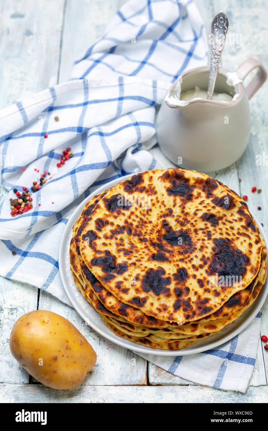 Norvégien traditionnel fait maison crêpes de pomme de terre. Banque D'Images