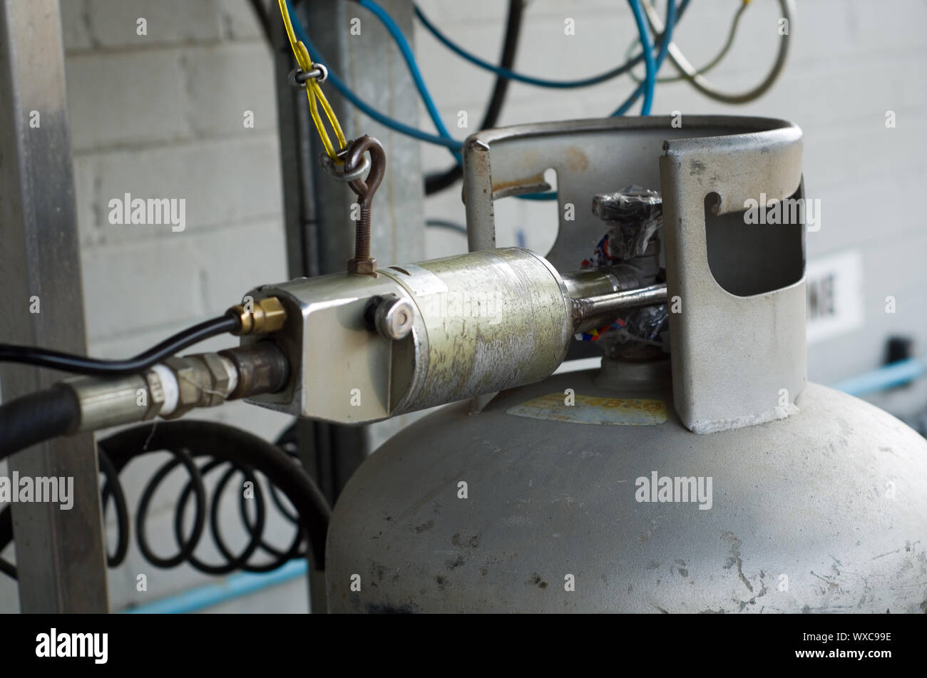 Remplir la bouteille de gaz gpl Photo Stock - Alamy