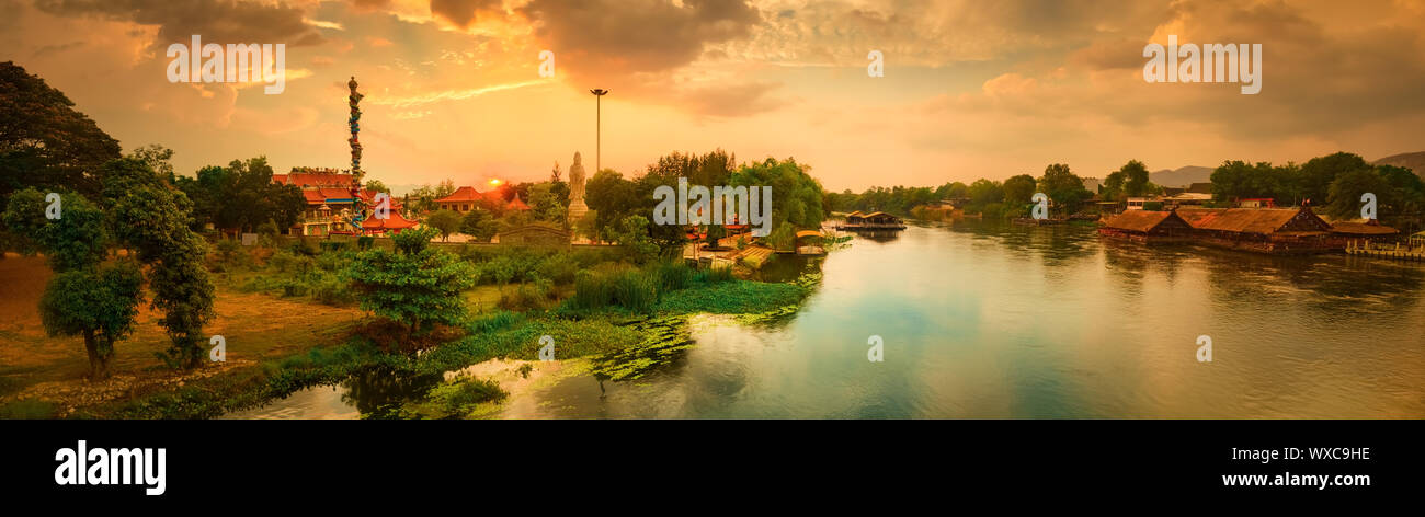 Coucher de soleil sur la rivière Kwai, Kanchanaburi, Thaïlande. Panorama Banque D'Images