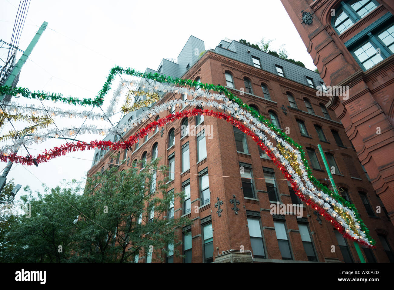La fête de San Gennaro un célèbre festival italien dans la petite Italie, près de Chinatown, New York. Inscrivez-vous en vert blanc et rouge. Banque D'Images