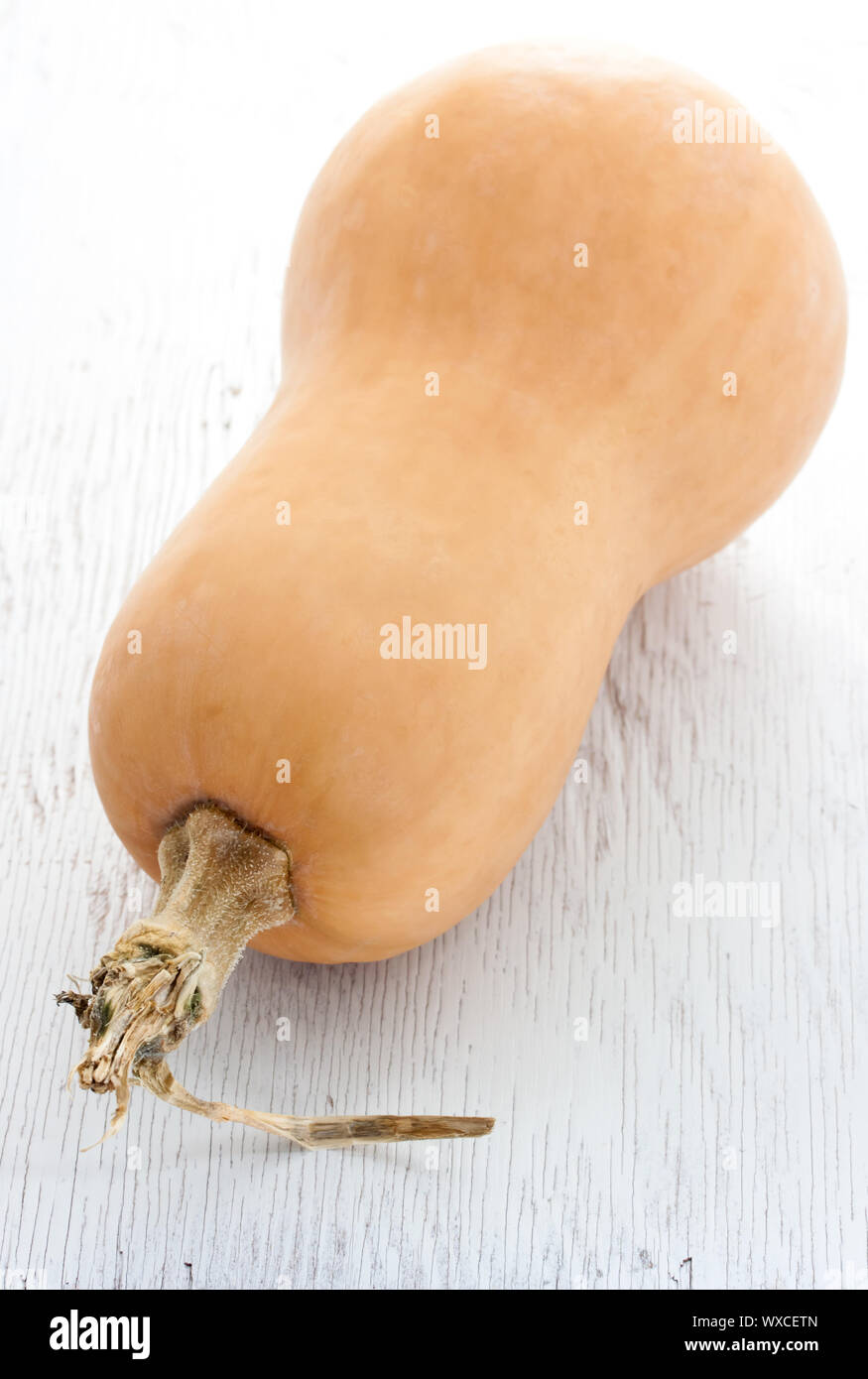 Écrou de beurre squash sur planche de bois blanc Banque D'Images