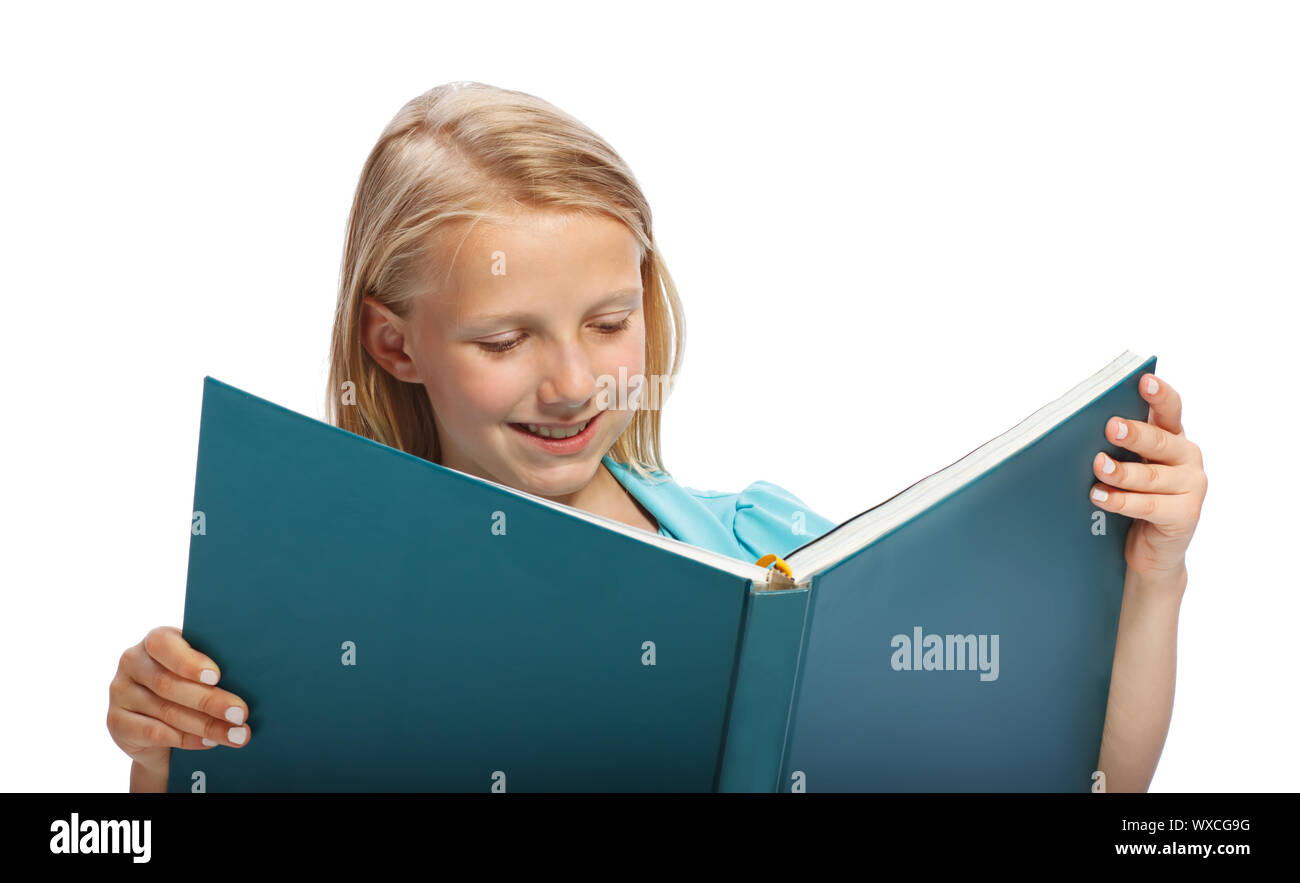 Petite fille blonde la lecture d'un gros livre bleu Banque D'Images