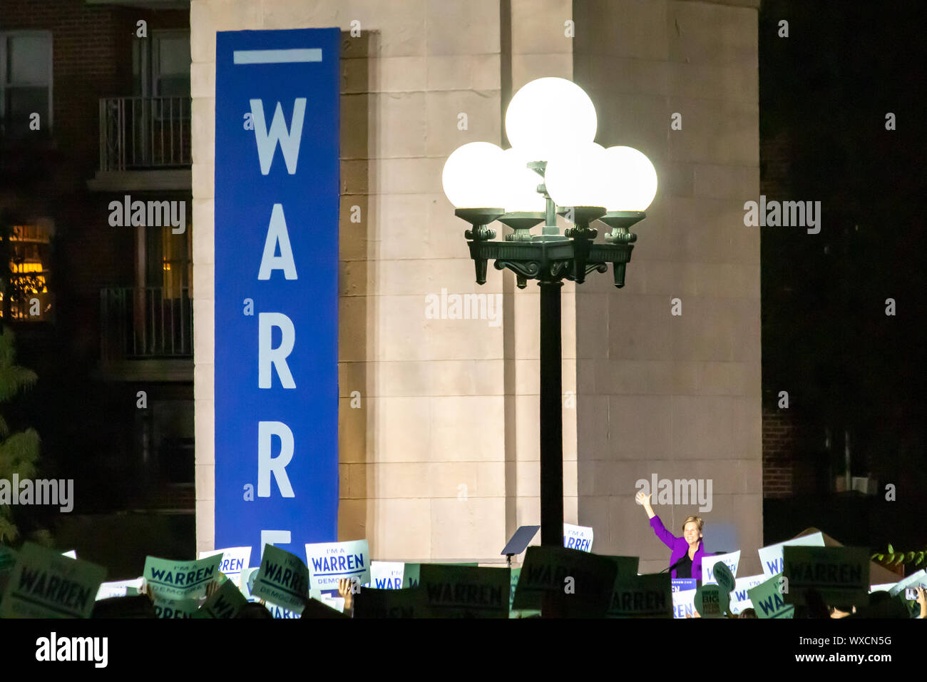 Septembre 2019 LA VILLE DE NEW YORK : Le sénateur Elizabeth Warren parle à une foule de gens à la campagne présidentielle rassemblement à Washington Square Park. Banque D'Images