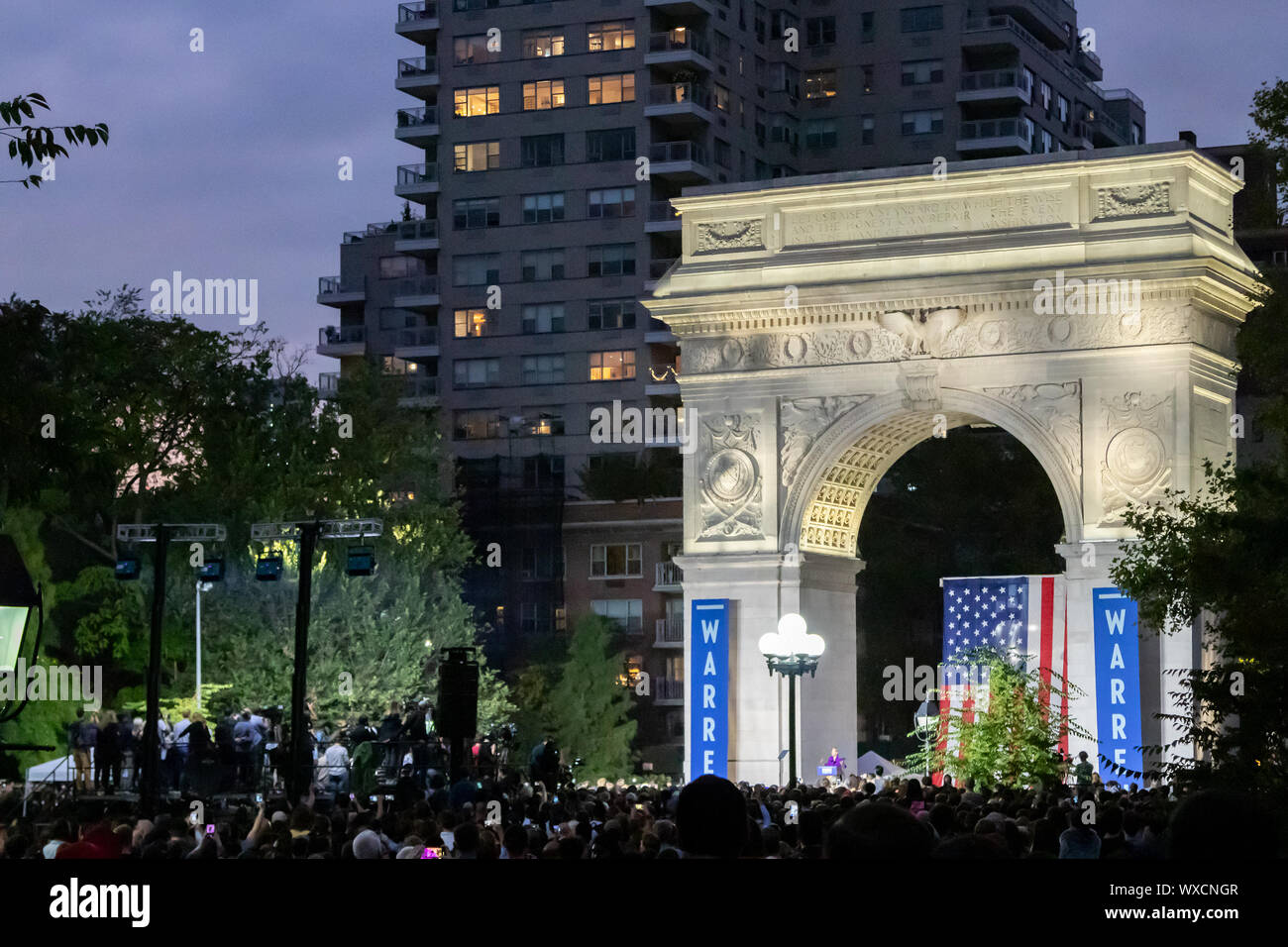 Septembre 2019 LA VILLE DE NEW YORK : Le sénateur Elizabeth Warren parle à une foule de gens à la campagne présidentielle rassemblement à Washington Square Park. Banque D'Images