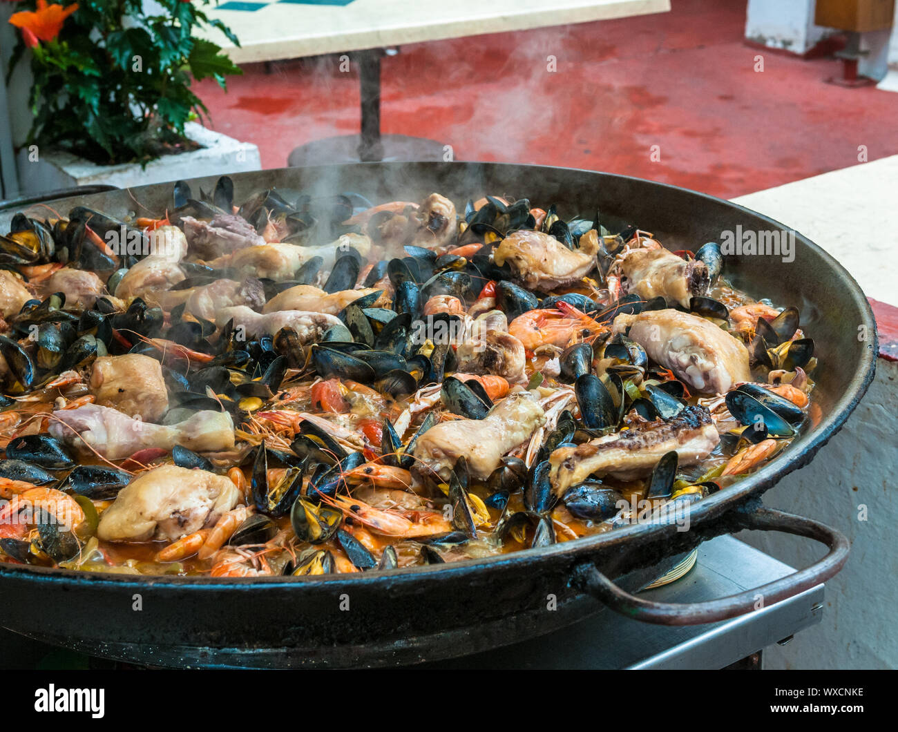 Close up image de la paella aux fruits de mer et le poulet. Banque D'Images