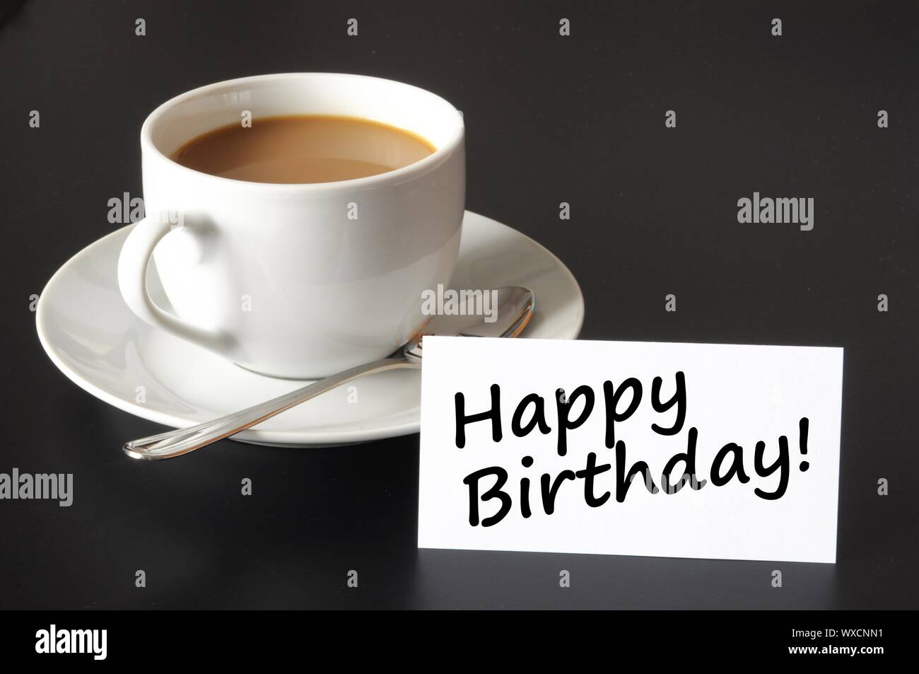 Joyeux anniversaire carte de souhaits avec tasse de café sur noir Banque D'Images