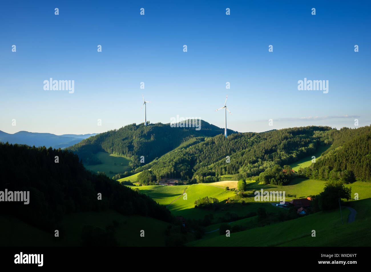 Paysage avec de l'énergie éolienne dans la région de la Forêt-Noire Allemagne Banque D'Images