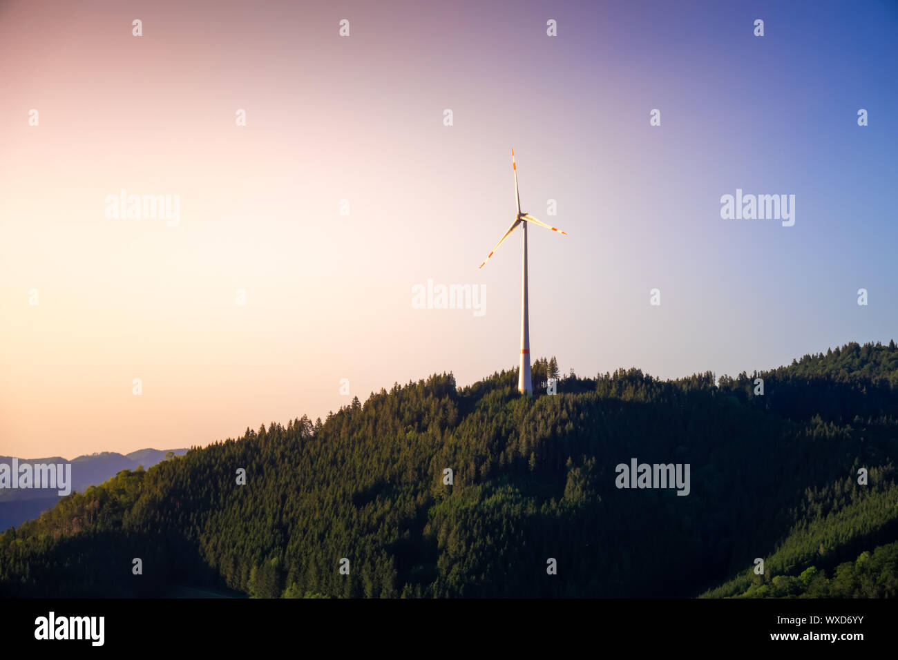 Paysage avec de l'énergie éolienne dans la région de la Forêt-Noire Allemagne Banque D'Images
