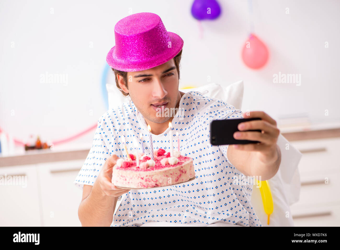 Jeune homme célébrer son anniversaire à l'hôpital Banque D'Images