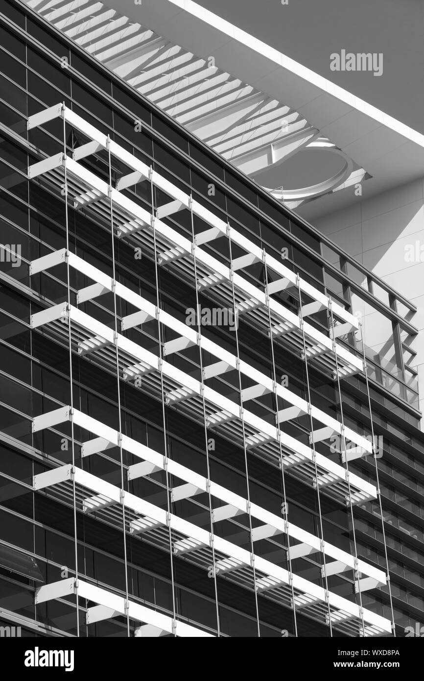 L'architecture moderne avec verre de windows sous ciel bleu. Banque D'Images L'architecture moderne avec verre de windows sous ciel bleu. Banque D'Images