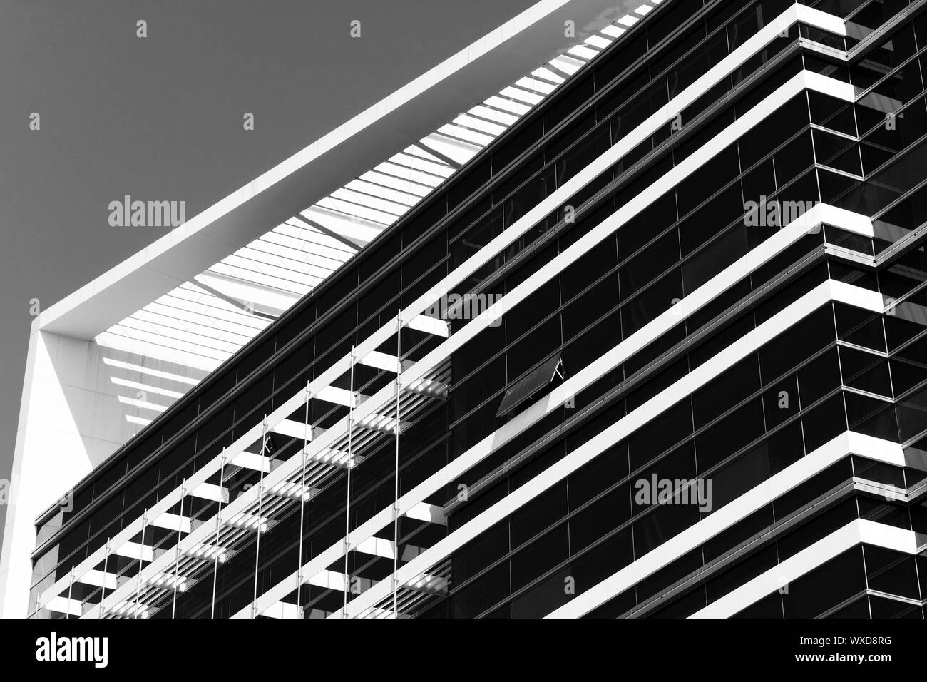 L'architecture moderne avec verre de windows sous ciel bleu. Banque D'Images L'architecture moderne avec verre de windows sous ciel bleu. Banque D'Images