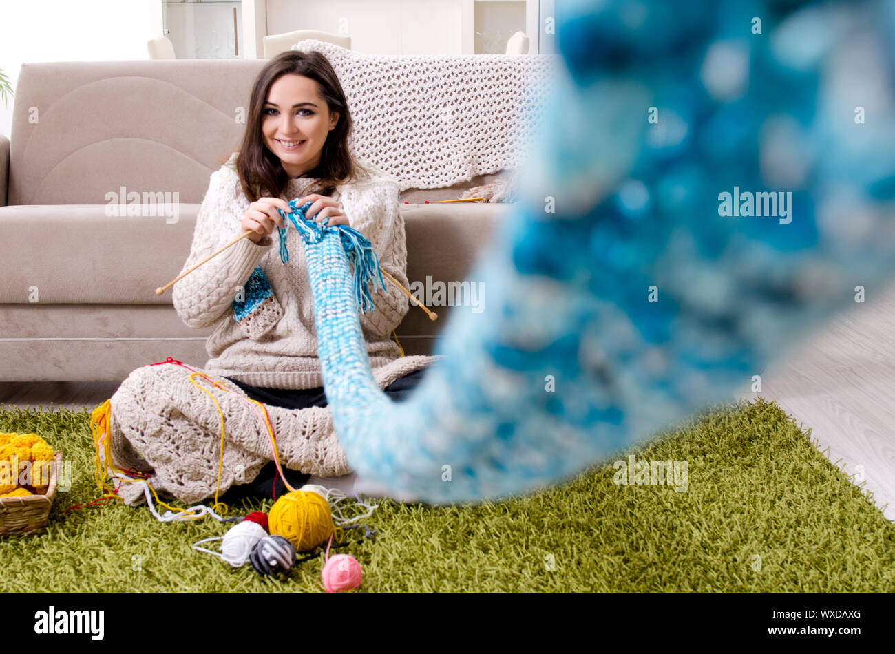 Young Beautiful woman knitting at home Banque D'Images
