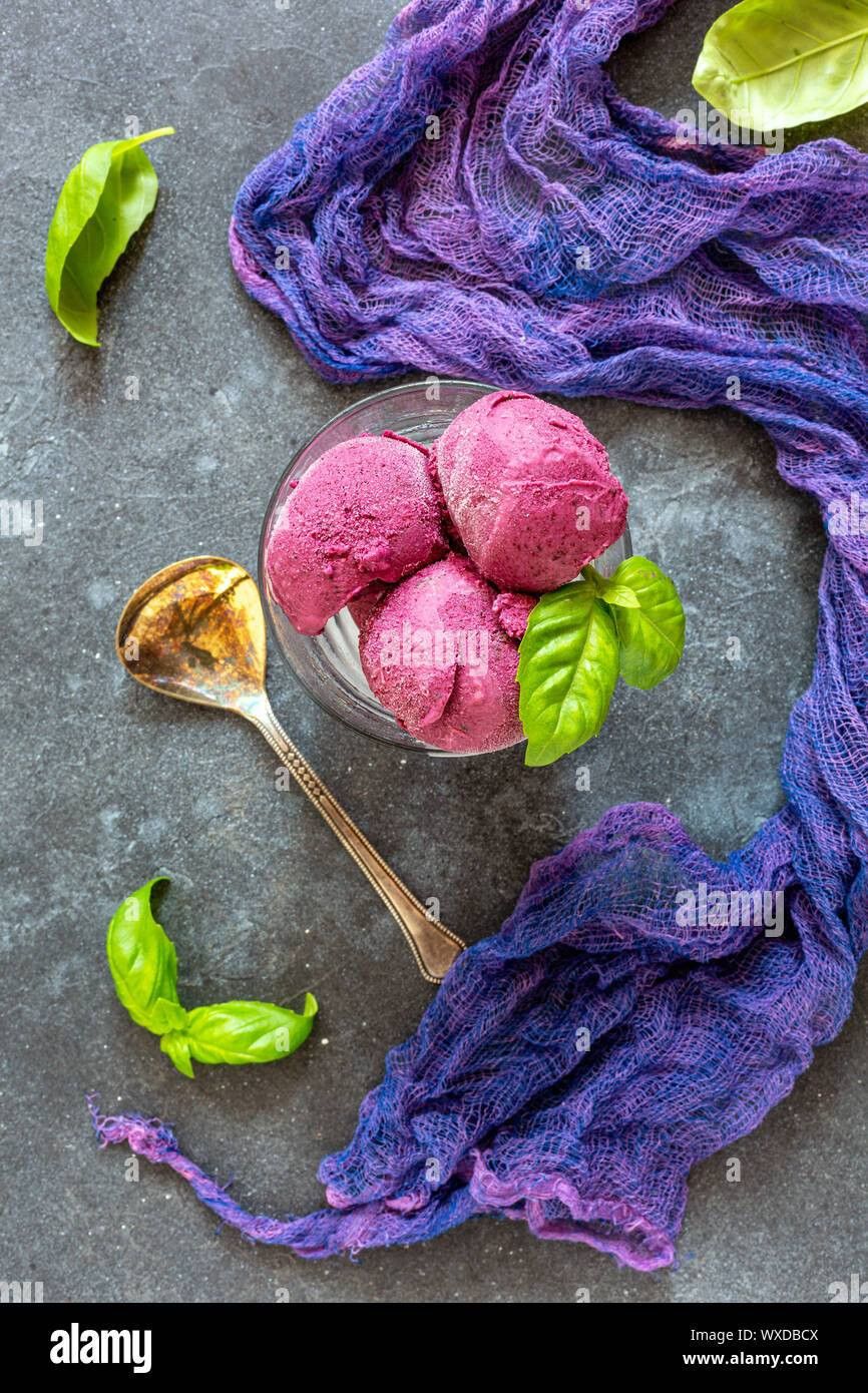 Blueberry fait maison avec de la crème glacée au basilic vert. Banque D'Images