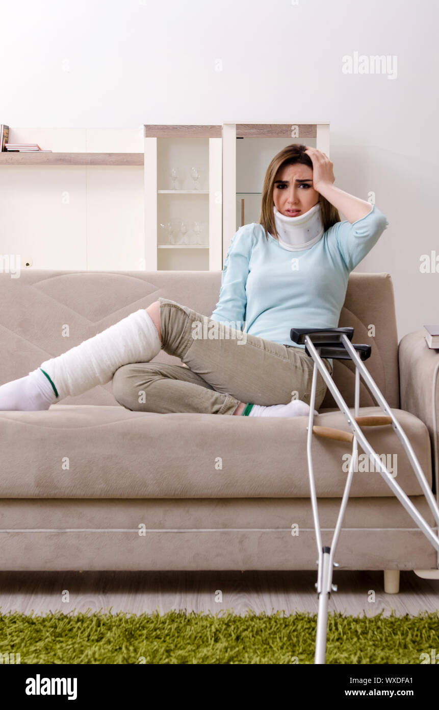 Jeune femme après accident de la souffrance à la maison Banque D'Images