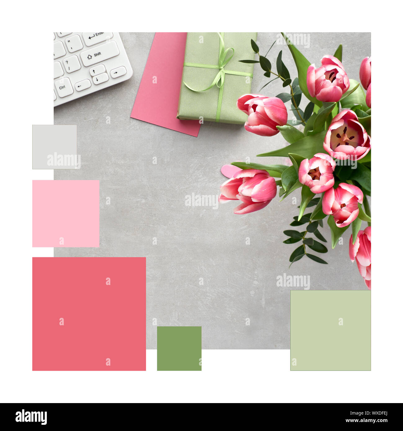 Correspondance des couleurs trendy palette complémentaire de printemps, l'espace de travail de mise à plat avec des tulipes roses, eucalyptus, claviers, cartes et boîte-cadeau sur la pierre Banque D'Images