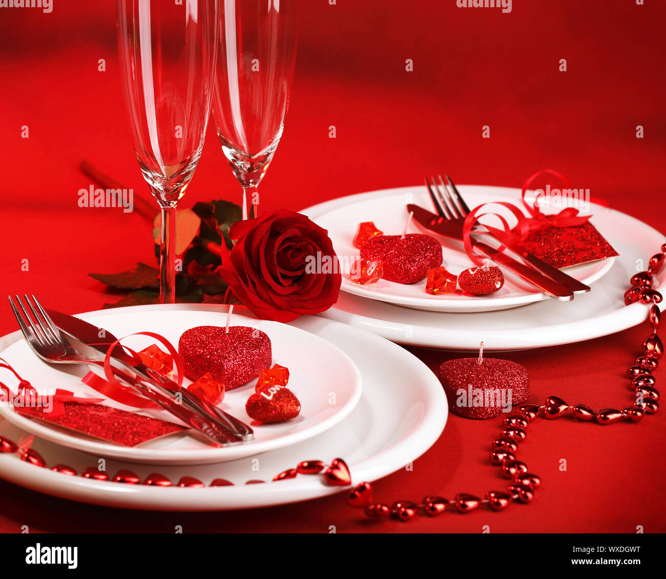 Photo de dîner romantique table, maison de vacances, banquet de fête vaisselle  blanc sur rouge cirée décorée de fleurs roses frais et en forme de coeur  Photo Stock - Alamy